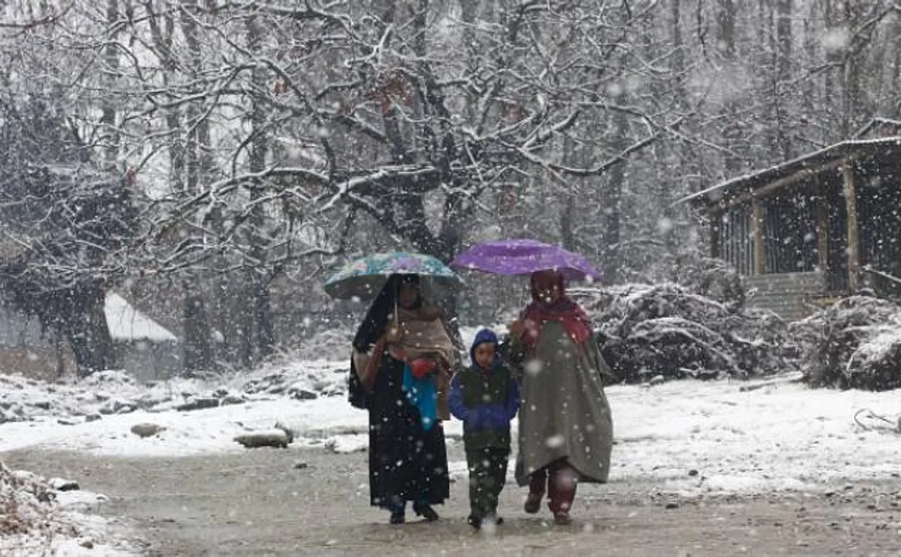 Kashmir receives first snowfall of the season, temperature dips in valley