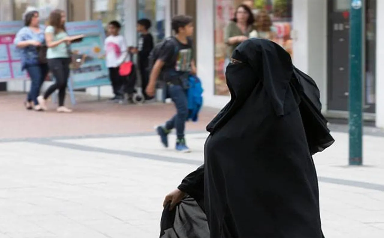 Hijab-clad US university student struck in face with glass bottle