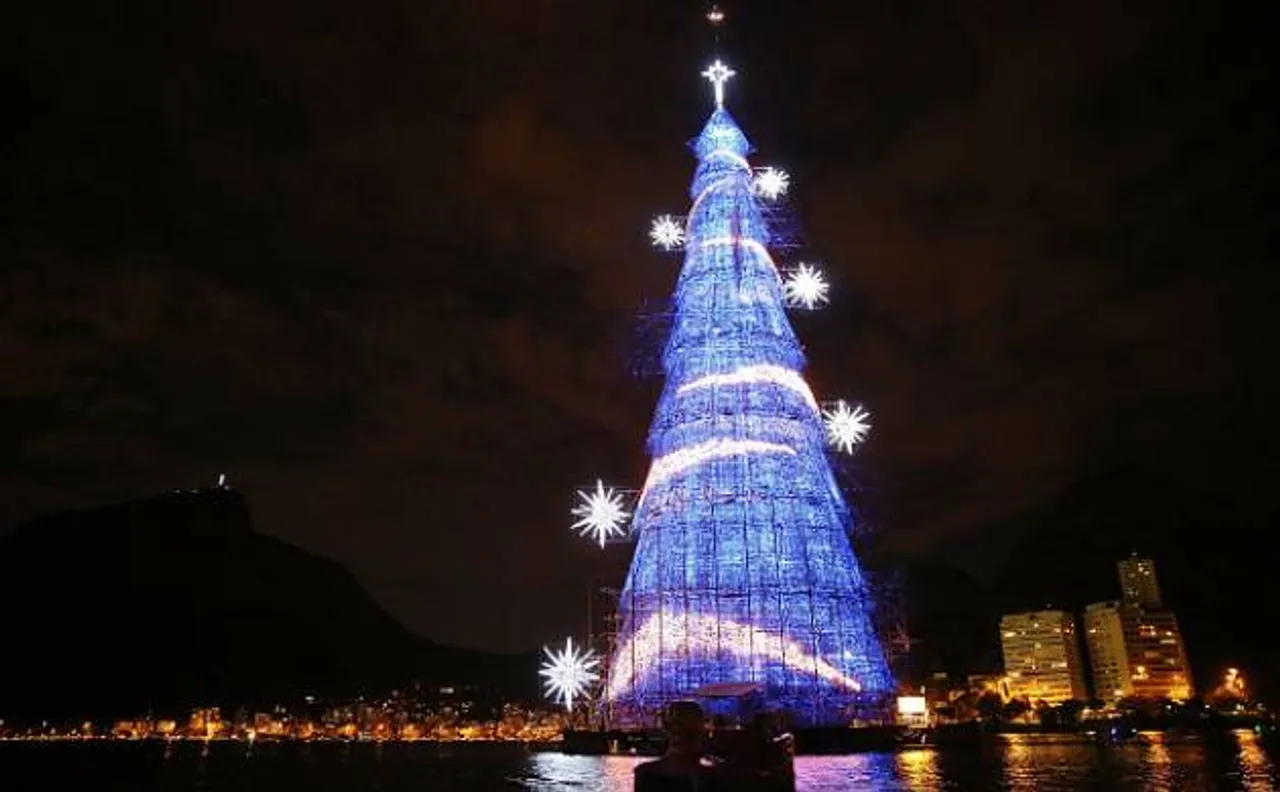 Thousands gather for 84th annual ceremony of lighting Christmas tree in Rockefeller Center