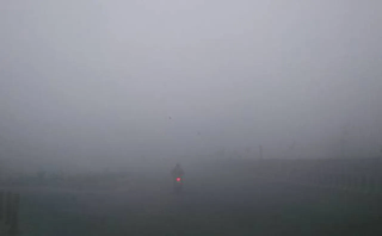 Heavy fog envelops Delhi-NCR: Several flights affected, air quality driven to red zone