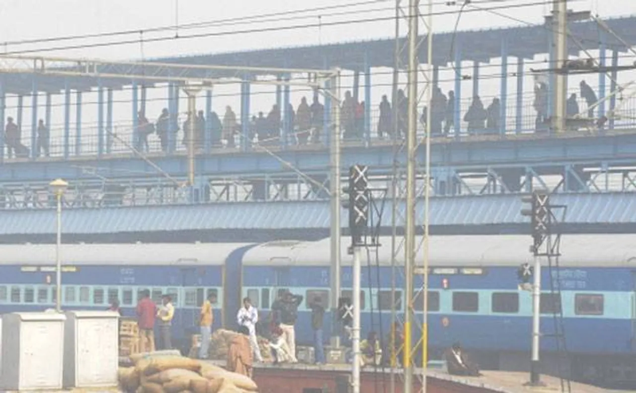 Heavy fog in North India: Trains, flights affected; 1 dead in Yamuna Expressway accident