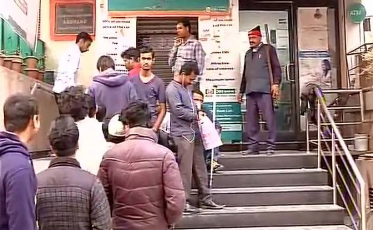  Demonetisation: Banks open after a dayâ€™s break as cash crunch continues to hurt people