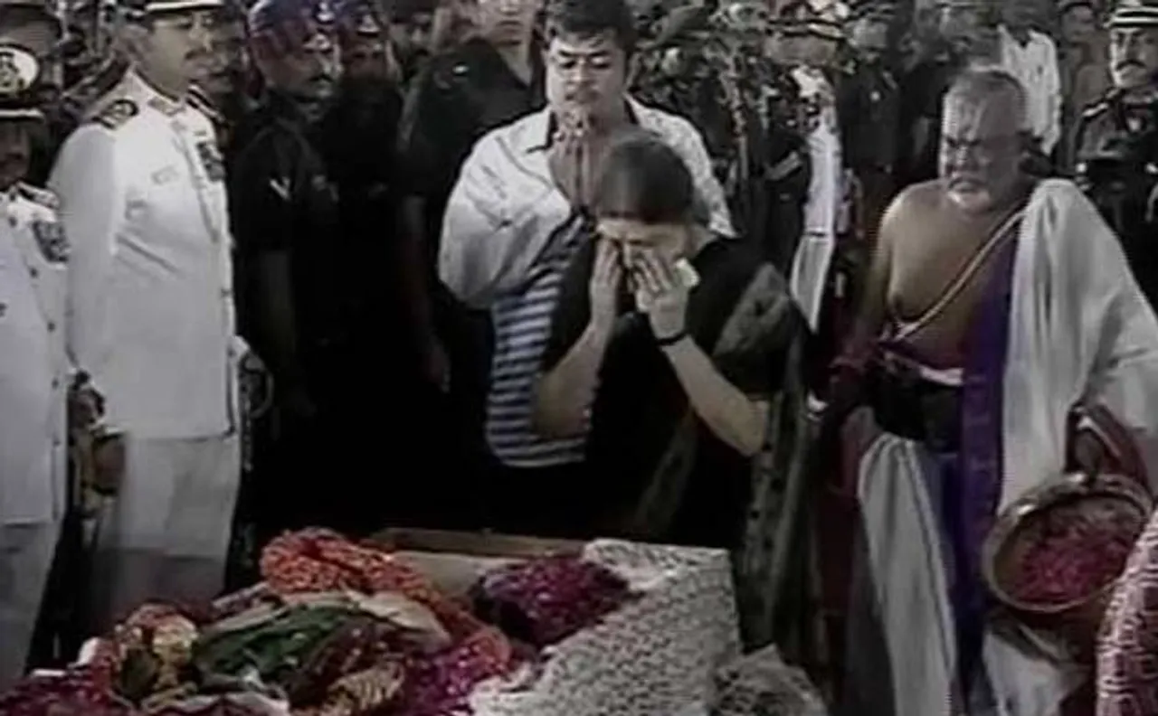 Jayalalithaa's closest aide Sasikala Natarajan performs amma's last rites