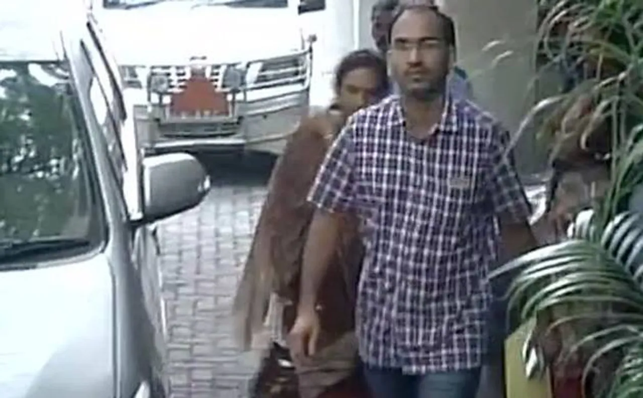 IT officials seize Rs 90 crore cash ,100 kg gold in a major raid post demonetisation at 8 locations in Chennai