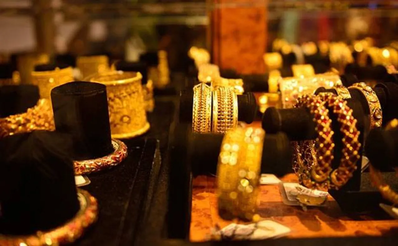 Gold prices recover by Rs 110 on global cues, three day fall ended