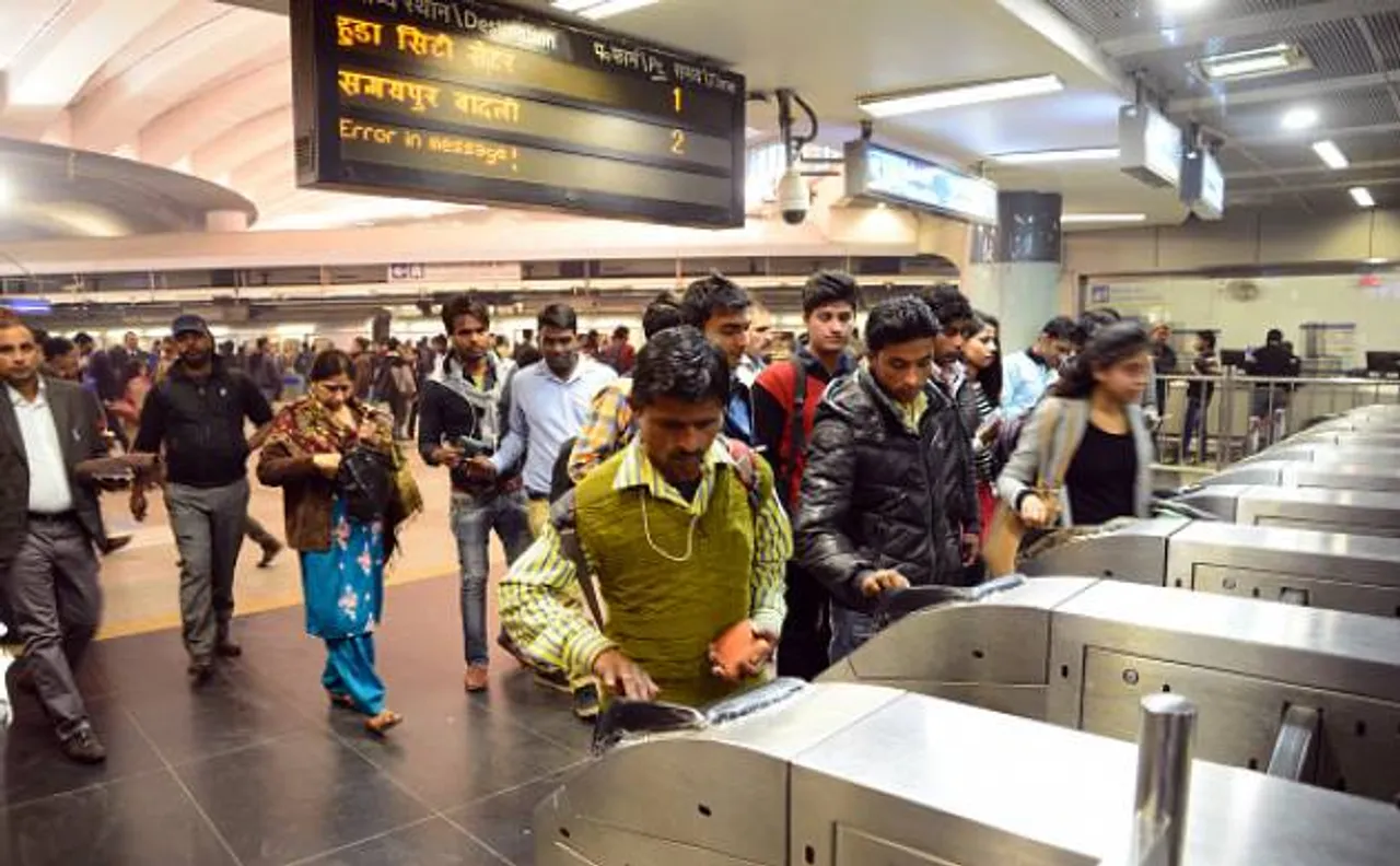 Cash crunch: Delhi Metro raises Smart Card recharge ceiling to Rs 2,000 due to shortage of change