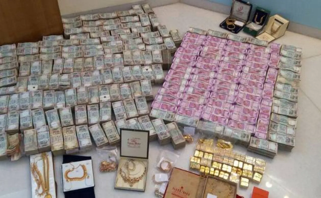 Watch: Rs 5.7cr in new Rs 2000 notes, 32kg in bullion seized from secret bathroom chamber of Hawala operator in Karnataka
