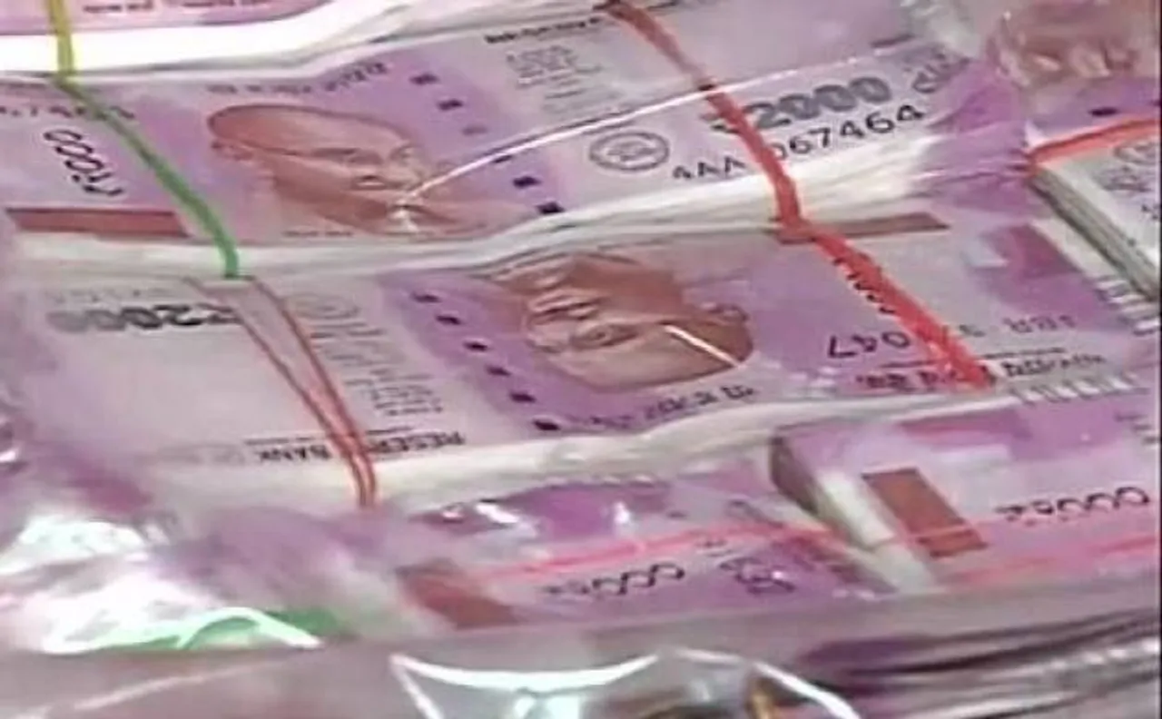 Rs 1 crore in new Rs 2000 notes seized in Thane, 3 detained