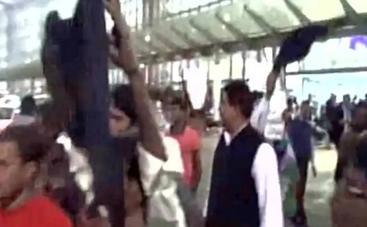Watch Video | Demonetisation: Congress workers show black flags to RBI Governor Urjit Patel at Kolkata airport