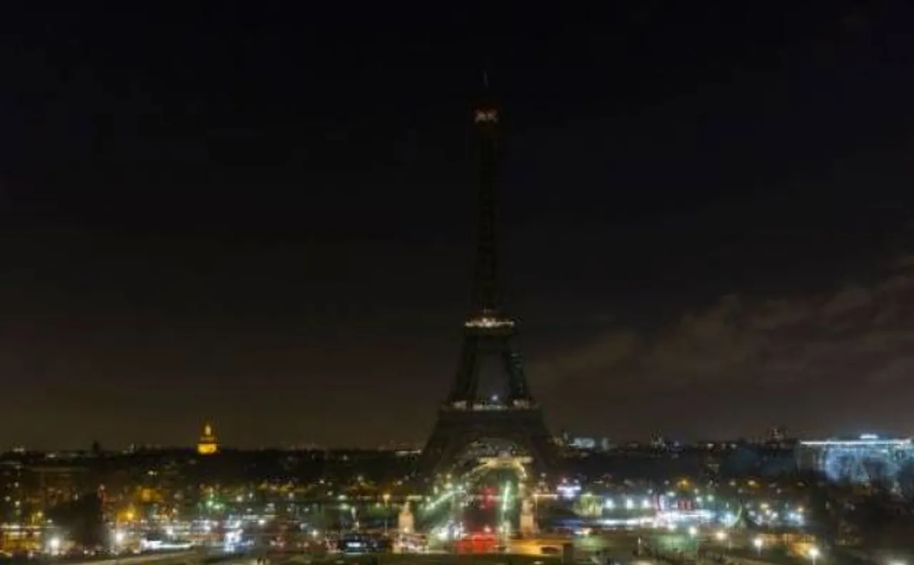 Eiffel tower goes dark to show solidarity to Aleppo civilians