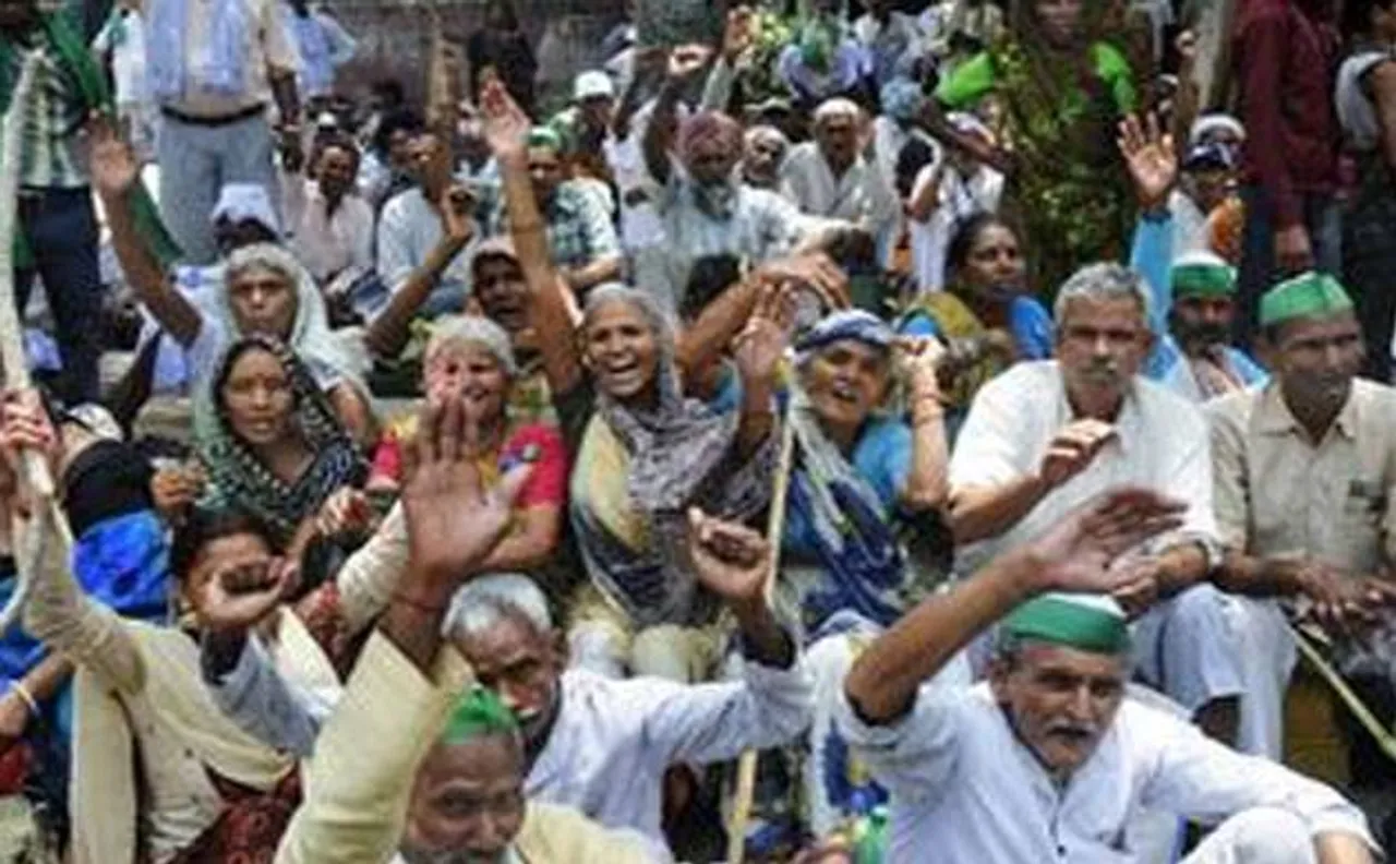 Farmers burn PM crop insurance certificates over meagre aid