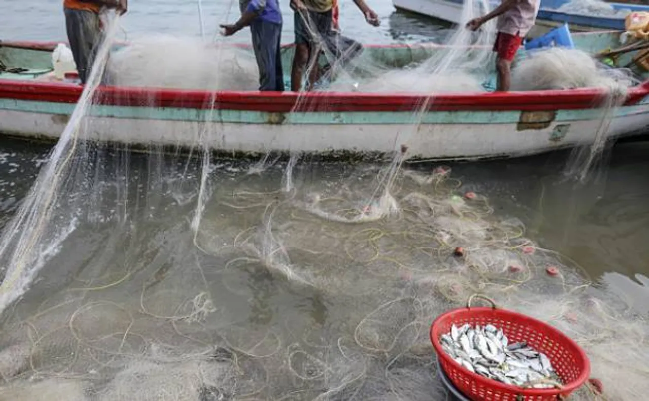 Sri Lankan Navy chases away Tamil Nadu fishermen, snap their fishing nets