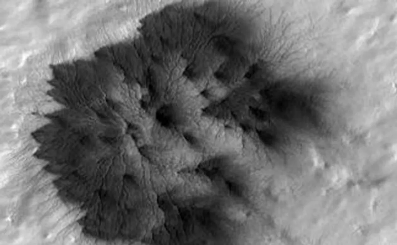 Mars Reconnaissance Orbiter discovers growth of troughs that could be infant version of Martian spiders