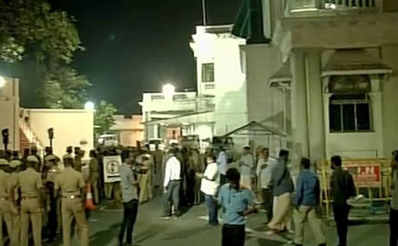Blackmoney crackdown: Rs 18 lakh cash, gold bars seized from Tamil Nadu Secretary sonâ€™s kin in an I-T raid