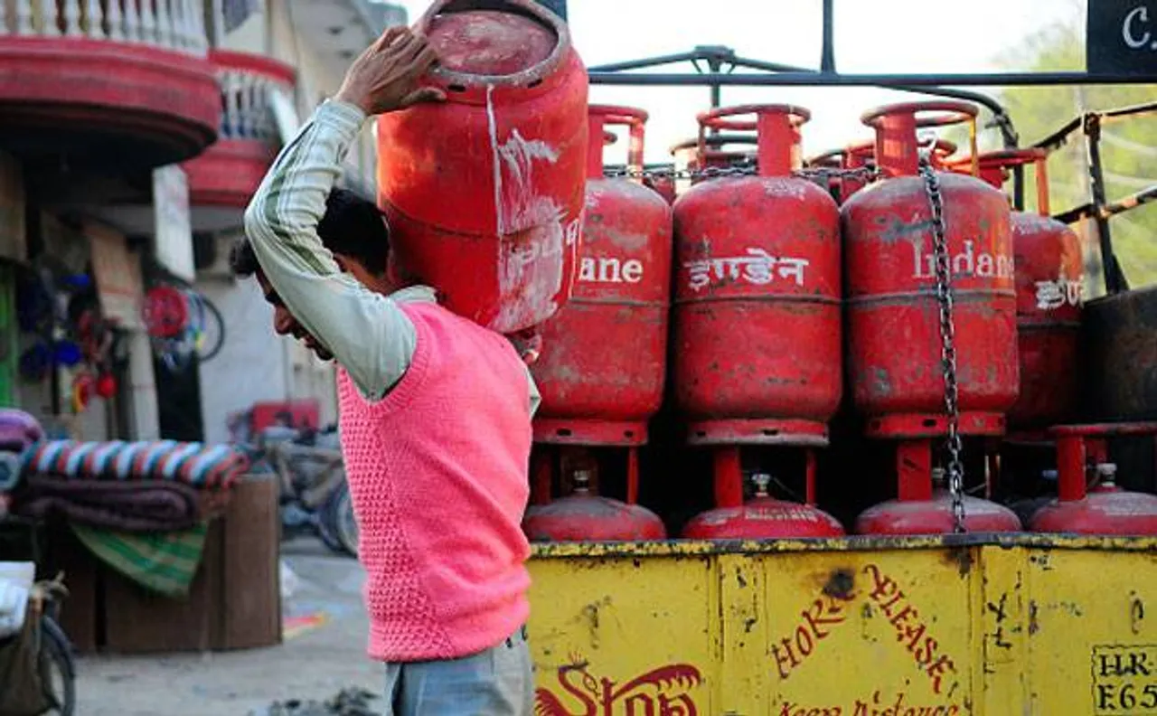 LPG subsidy: Income Tax department to share personal data of taxpayers earning over Rs 10 lakh with Oil Ministry