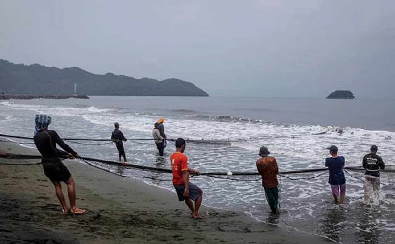  Seventeen Tamil Nadu fishermen remanded in judicial custody by Sri Lankan court
