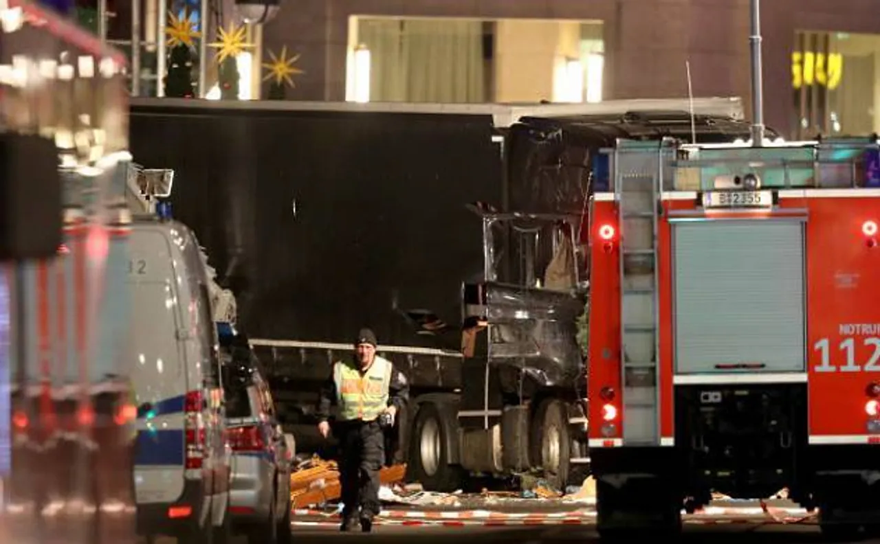 As world celebrates Christmas, Germany cops hunt for Berlin truck attacker