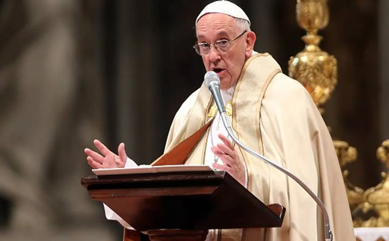 Pope Francis offers comfort to terror victims in Christmas message