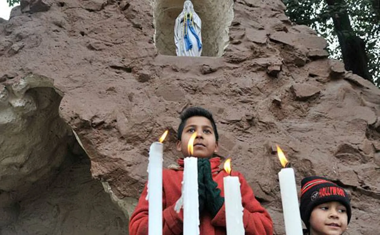J-K: Special prayers conducted for world peace at Churches on Christmas in Srinagar