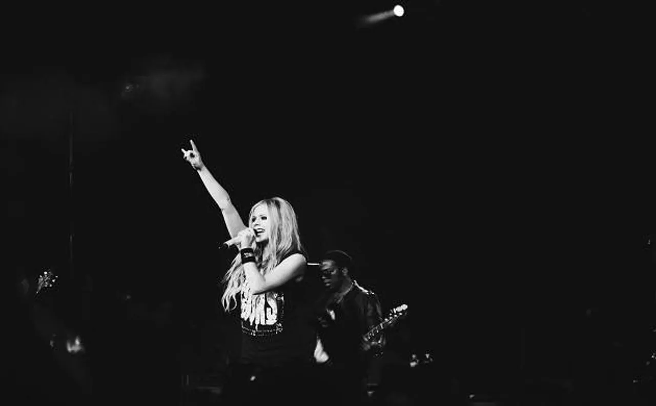 Avril Lavigne announces release of sixth album in 2017