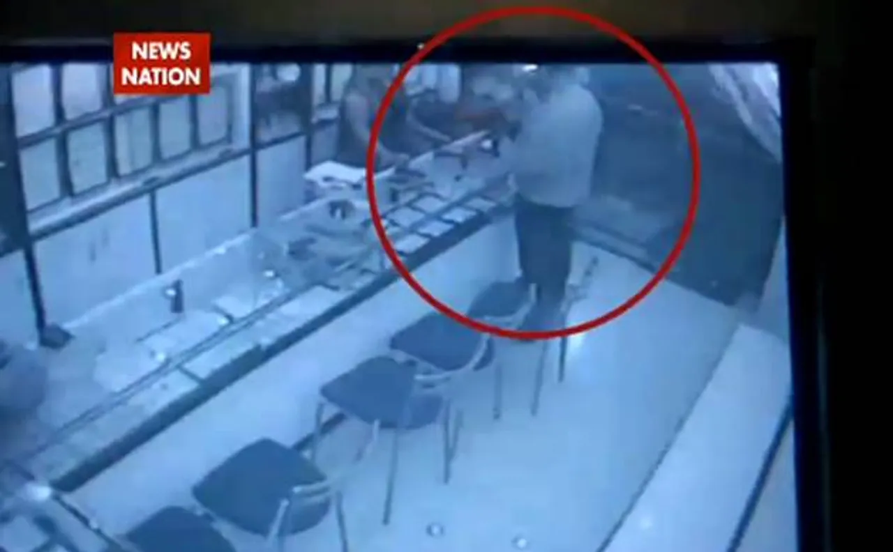 Watch | Swindler customer attempts to run away with jewellery worth lakhs, shop owner foils bid; hands him over to police in Bangalore