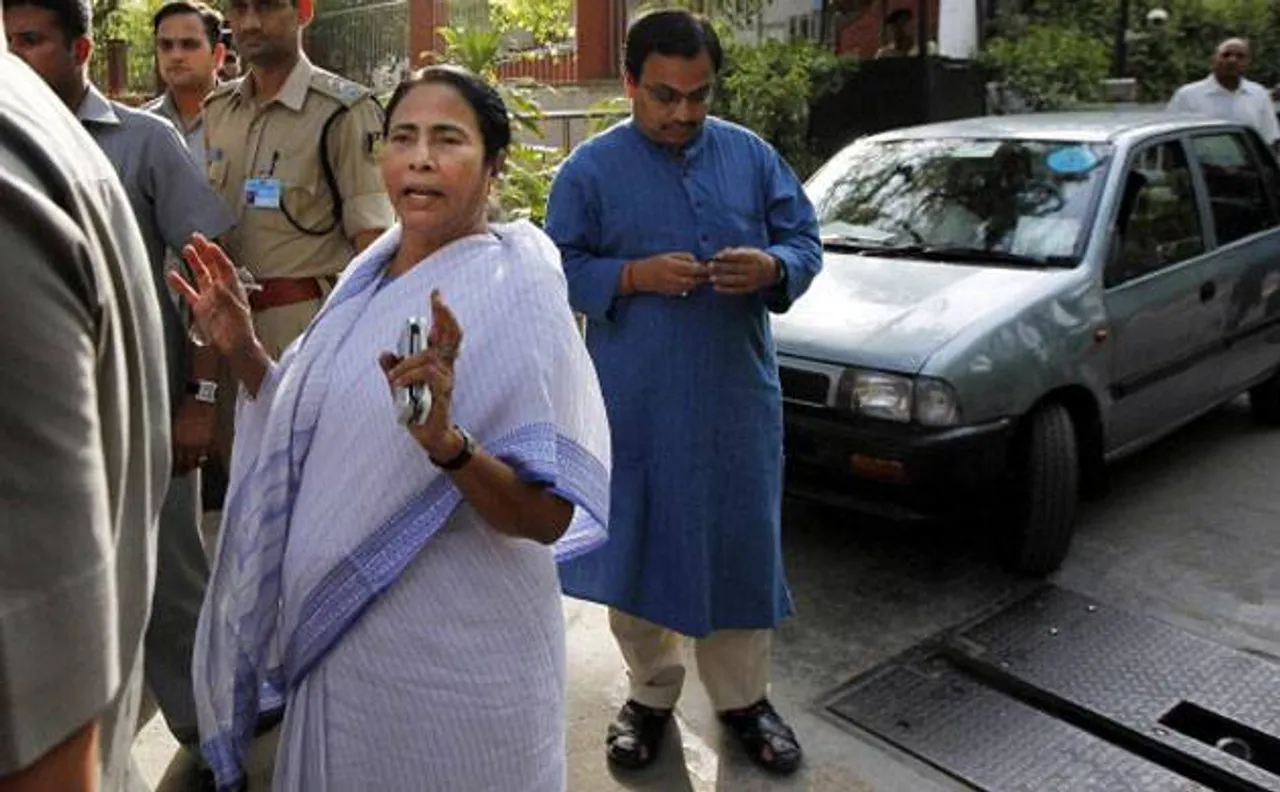 Public are not beggars, says Mamata over restrictions on cash withdrawal