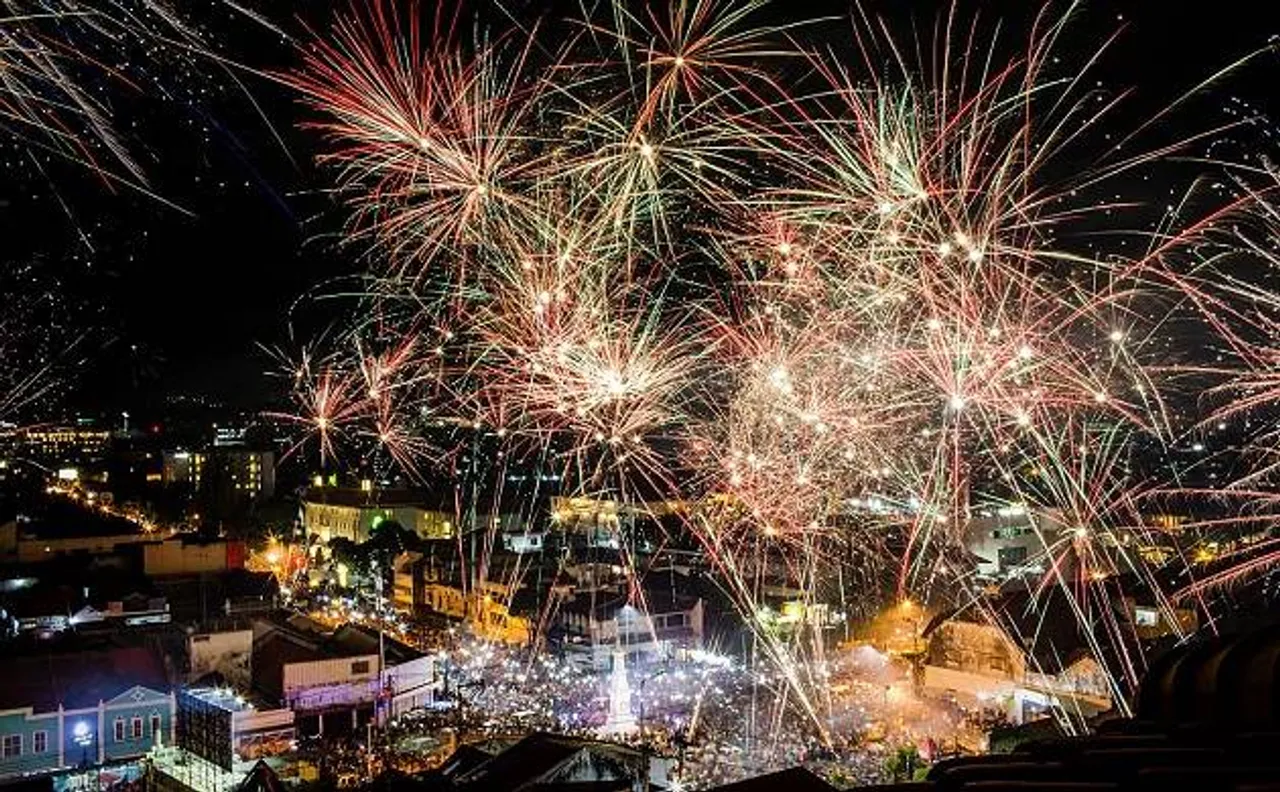 Happy New Year 2017: World bids 2016 good bye