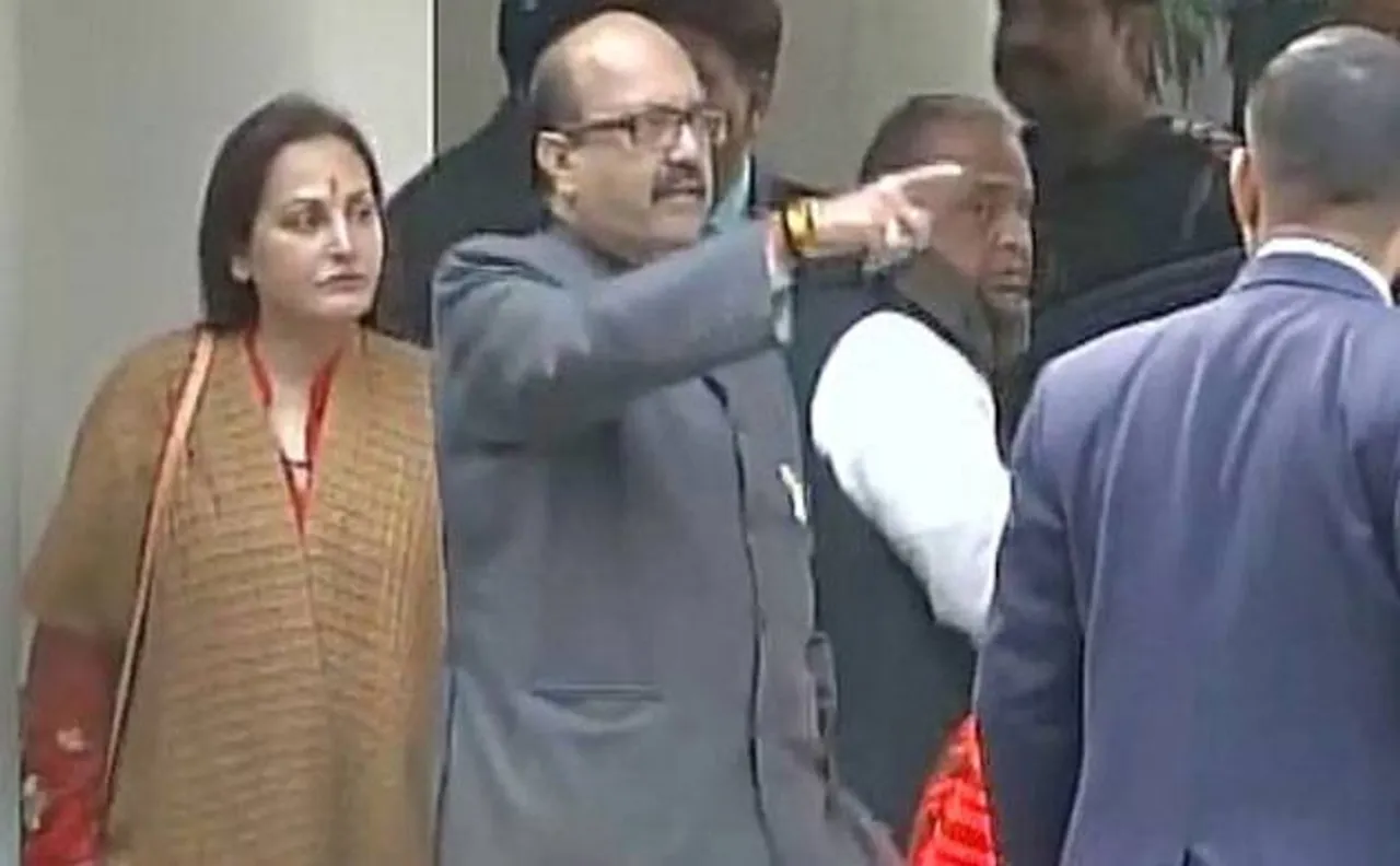 Samajwadi Party battle: Mulayam accompanied by Amar Singh, Shivpal and Jaya Prada visits EC