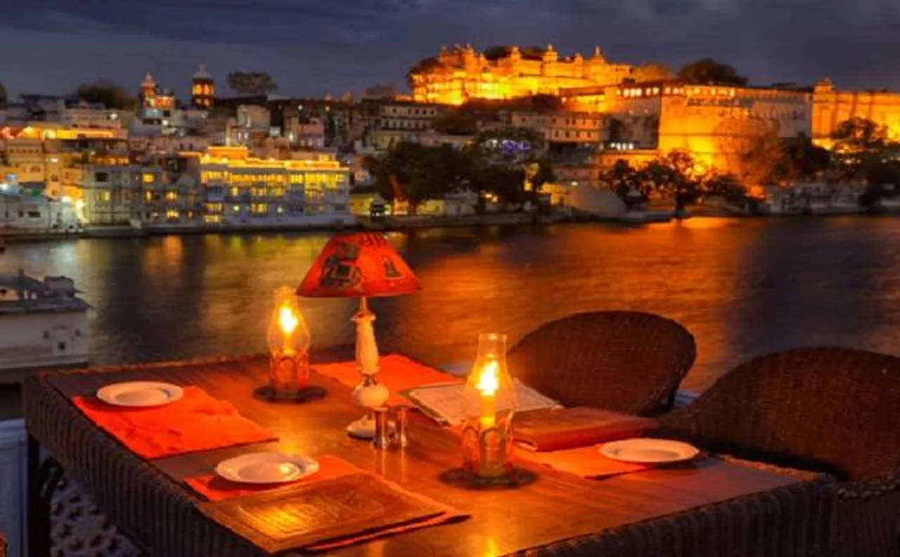 Know why restaurant owners want you to pay service charges while dining out