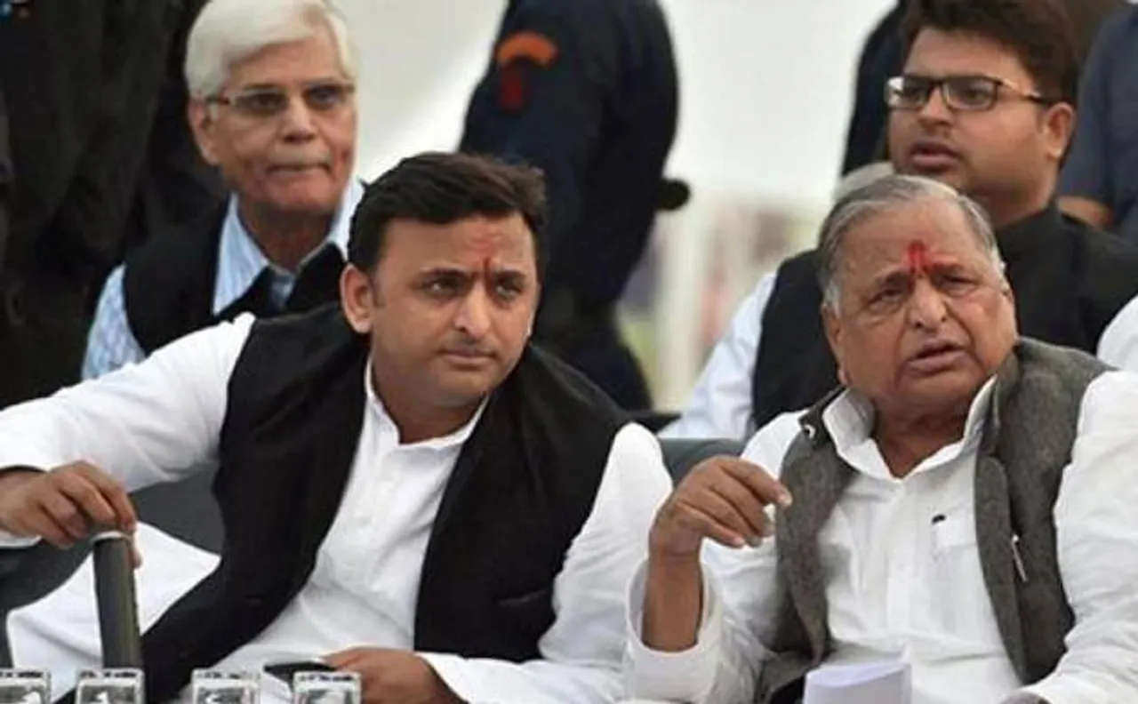 Samajwadi Party feud | Azam Khan at Mulayam's residence for truce talks