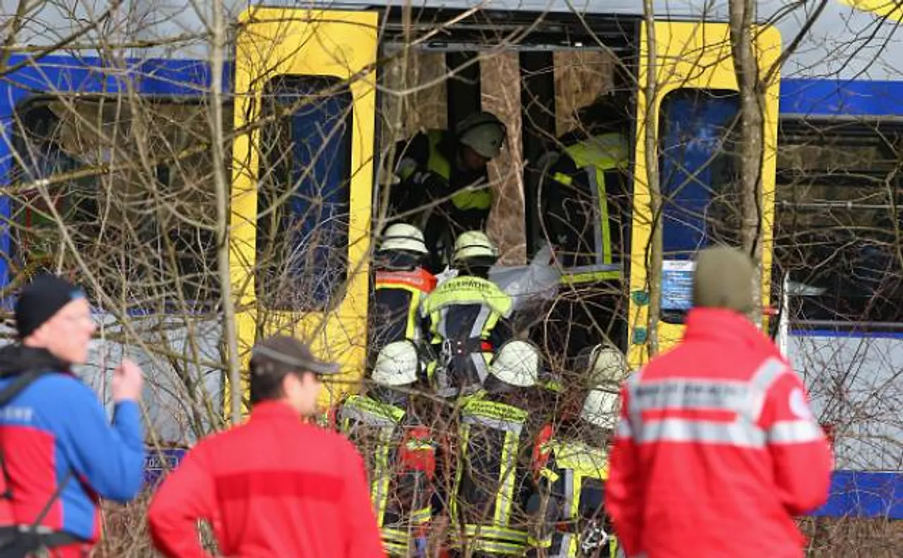 Train slams into platform stopover in New York, over 100 injured 