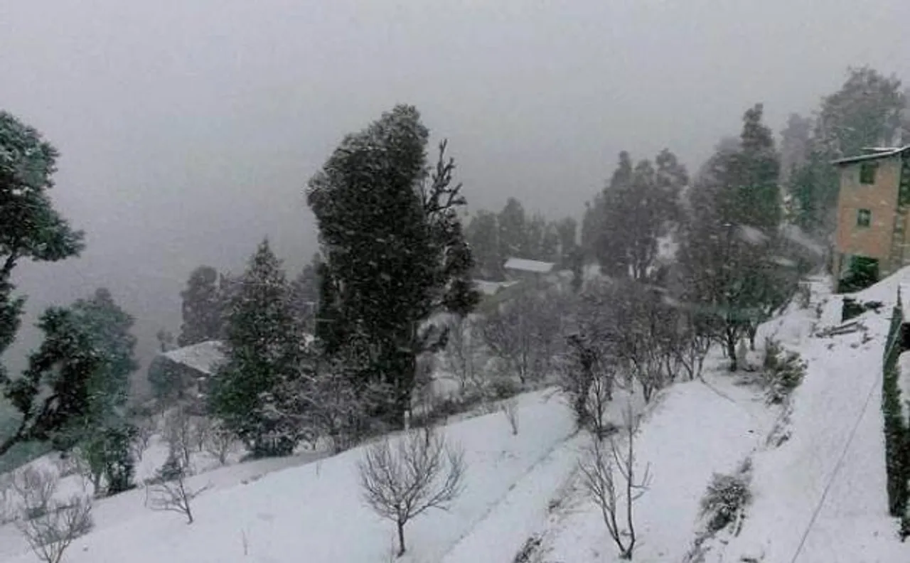 Heavy snowfall in Shimla; normal life disrupted