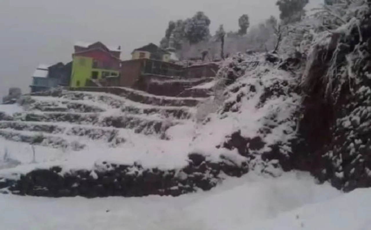 Jammu Srinagar highway closed for second day following heavy snowfall