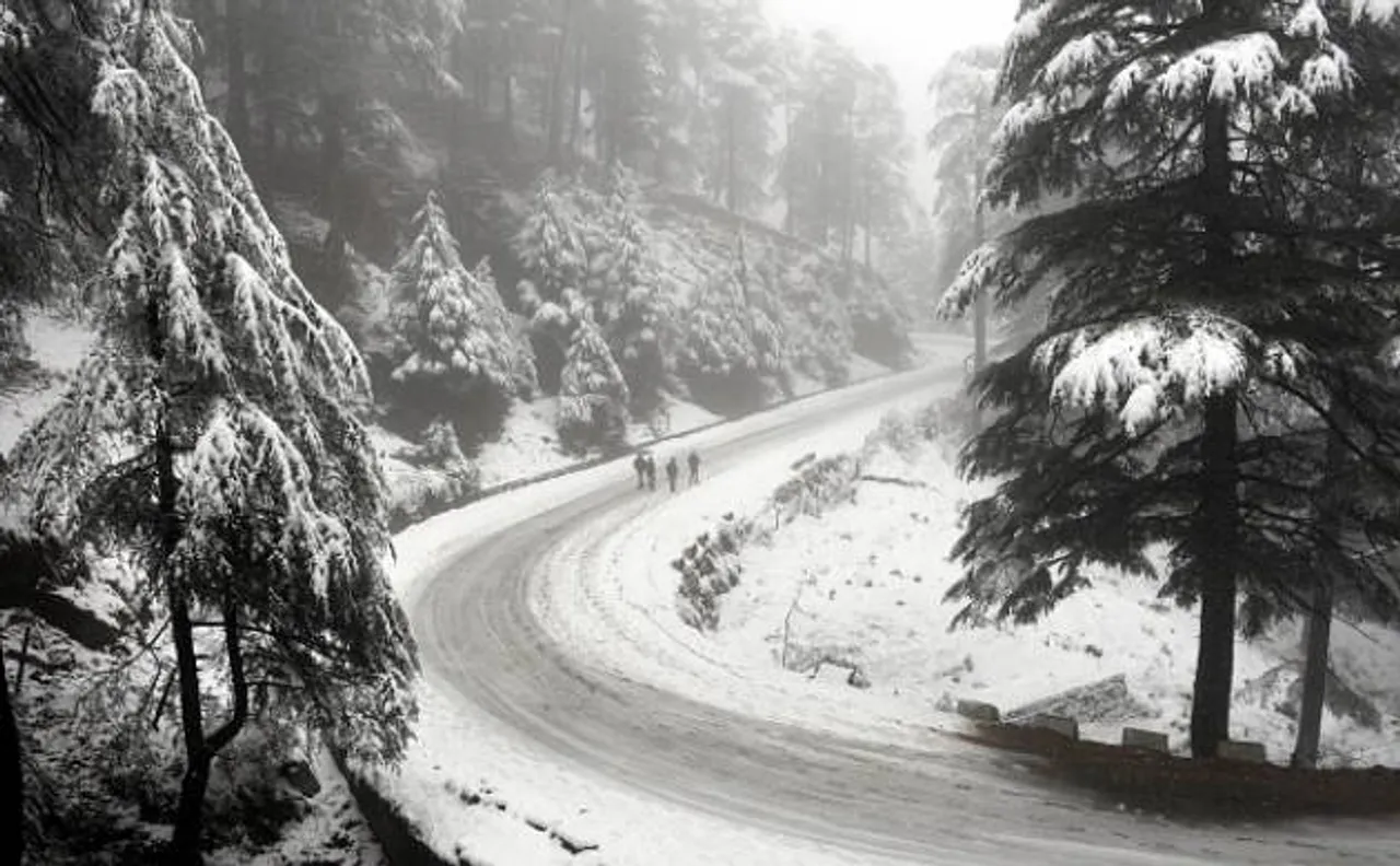 Heavy snowfall: Jammu-Srinagar highway closed for third consecutive day 
