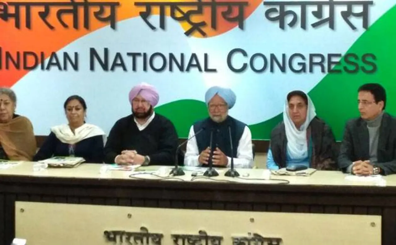 Punjab polls 2017: Manmohan Singh releases Congress' manifesto; Arvind Kejriwal says Delhi running party's state unit