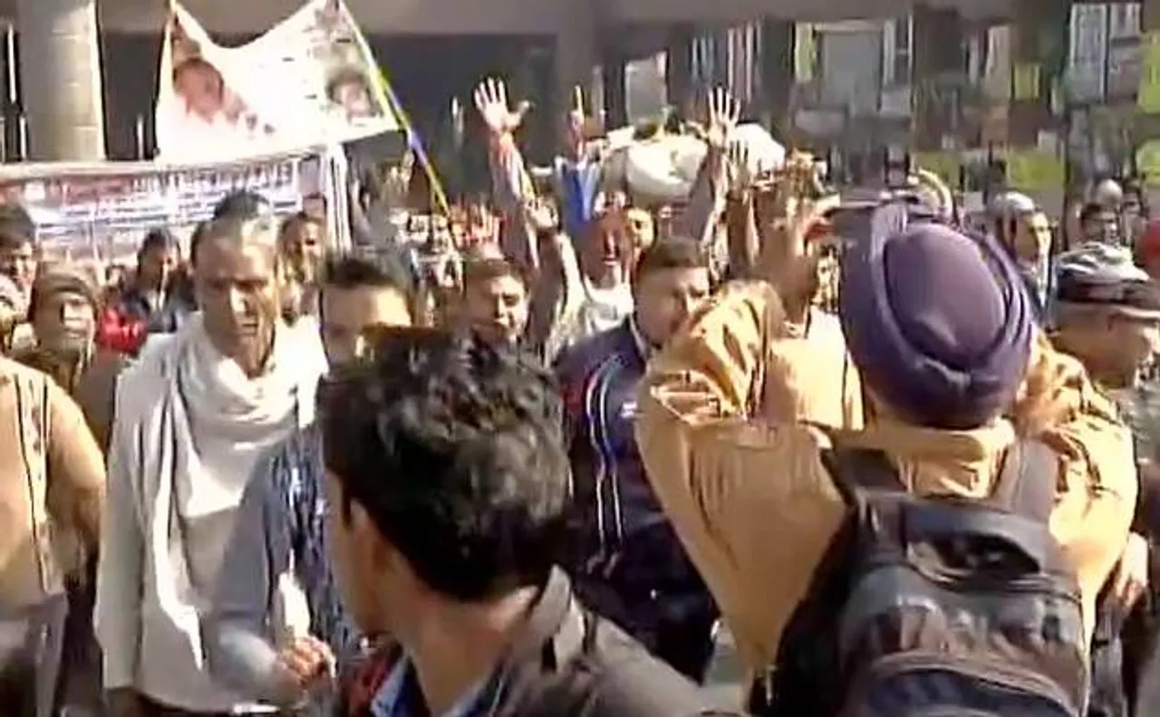 Sanitation workers strike in East Delhi, citizens complain of inconvenience | Watch