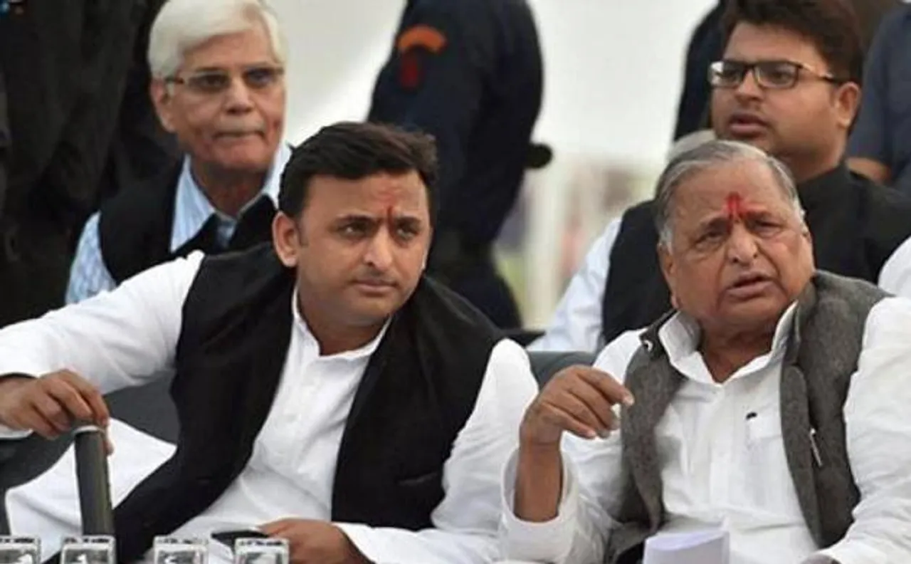 Yadav family feud: Akhilesh meets Mulayam, sends reconciliation signals