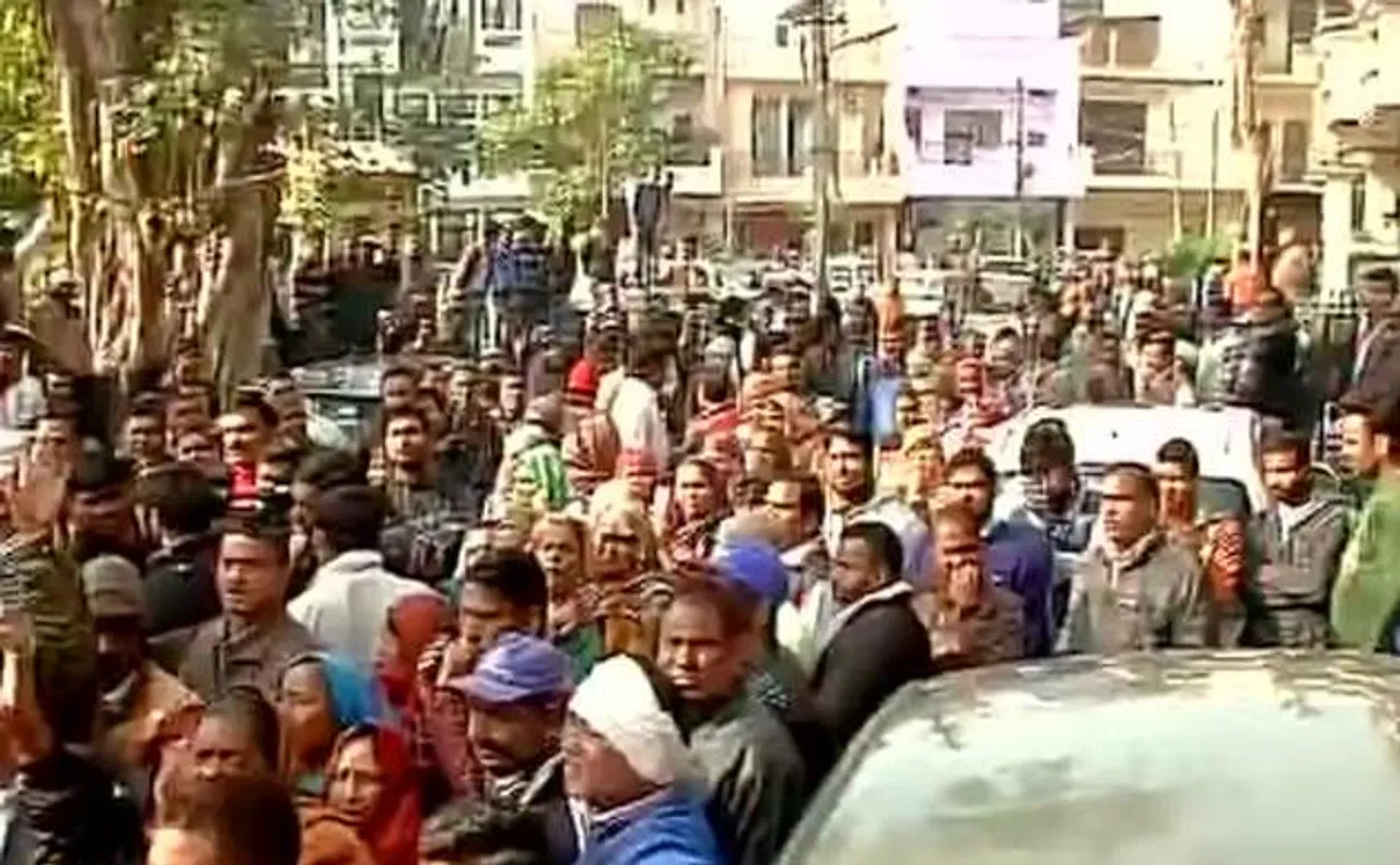 Sanitation workers hold protest outside BJP MP Maheish Girri's office in East Delhi