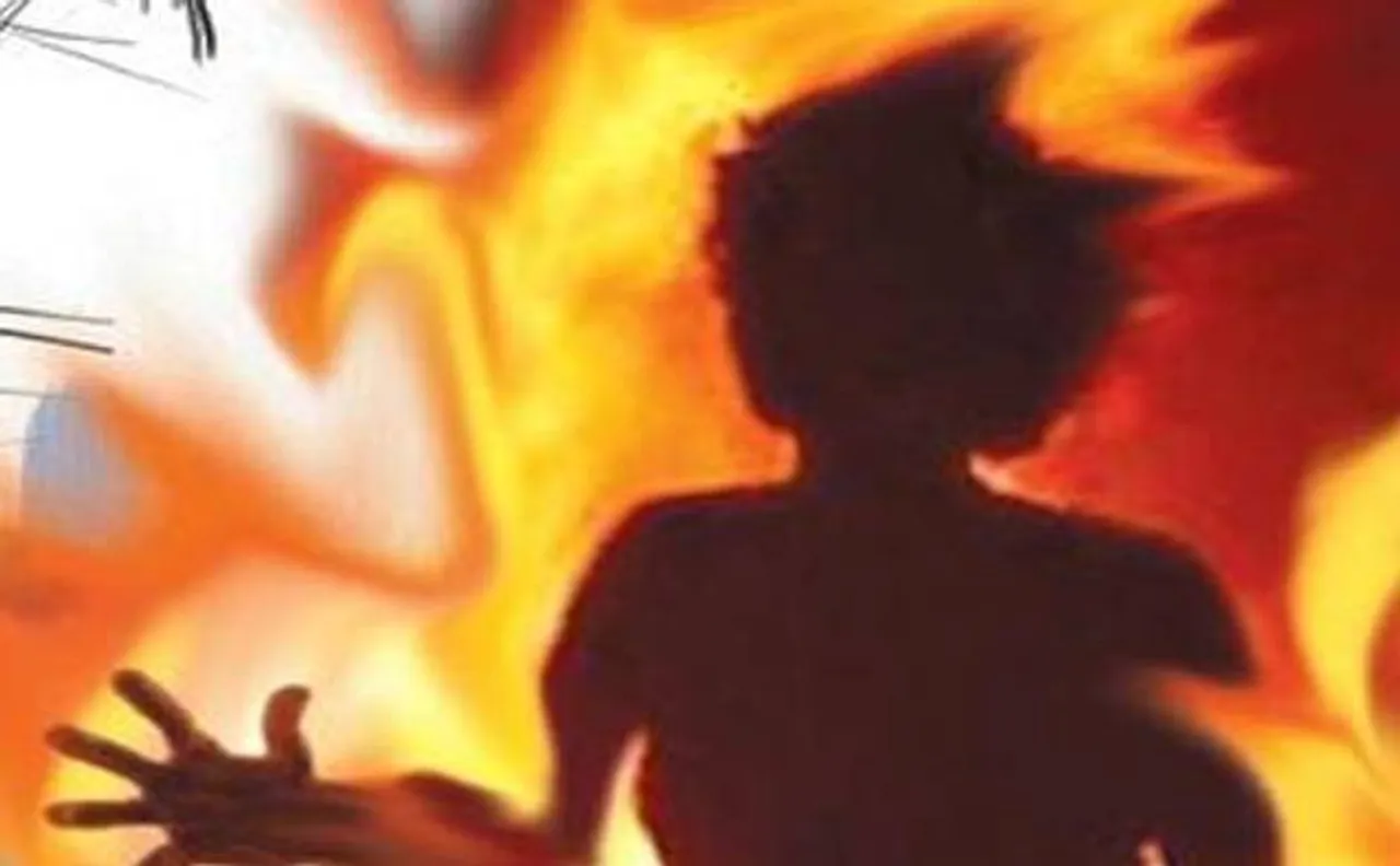Delhi: 16-year-old special girl trapped in fire, saved by constable