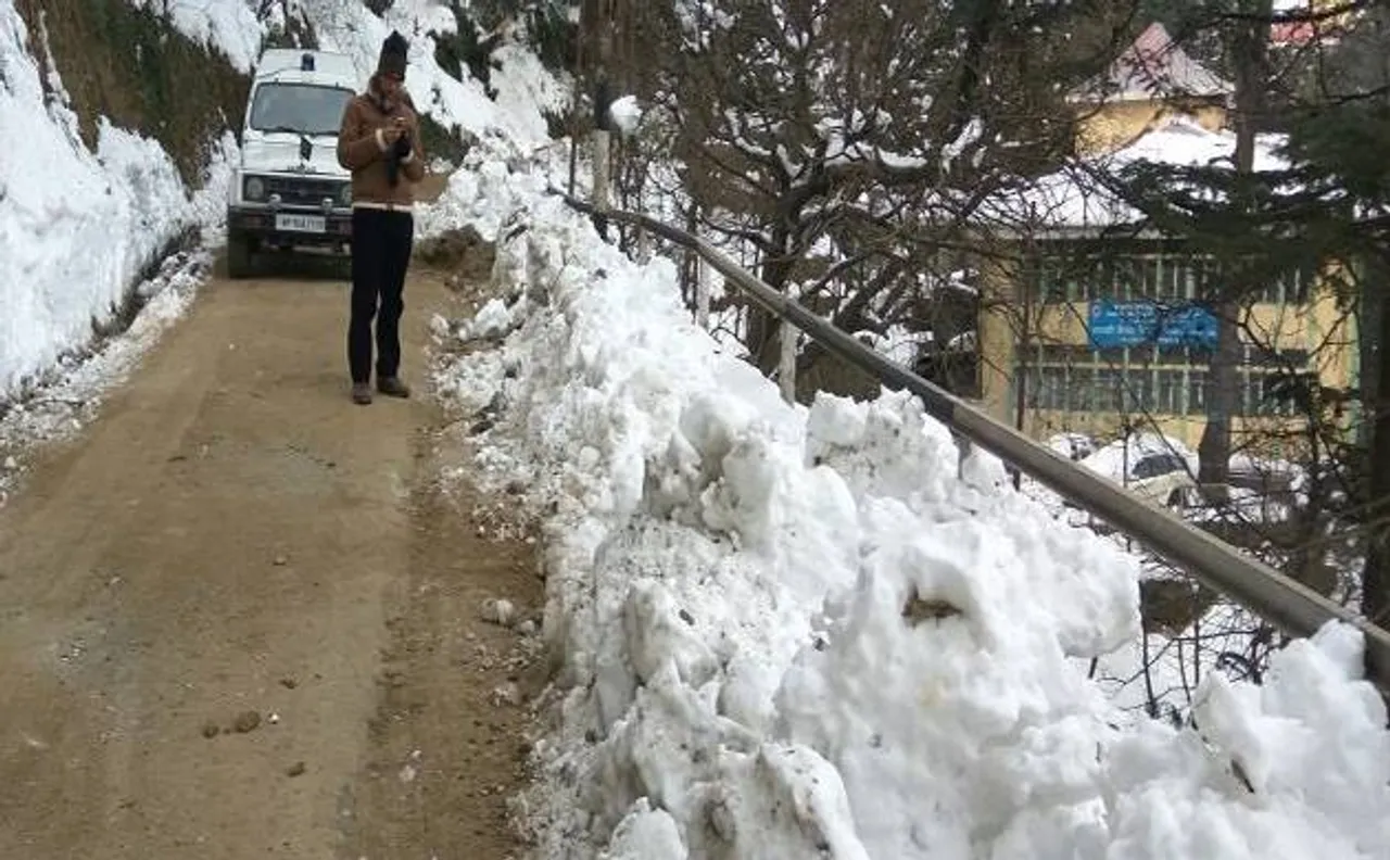 Cold intensifies in Kashmir, Srinagar scales season's coldest night