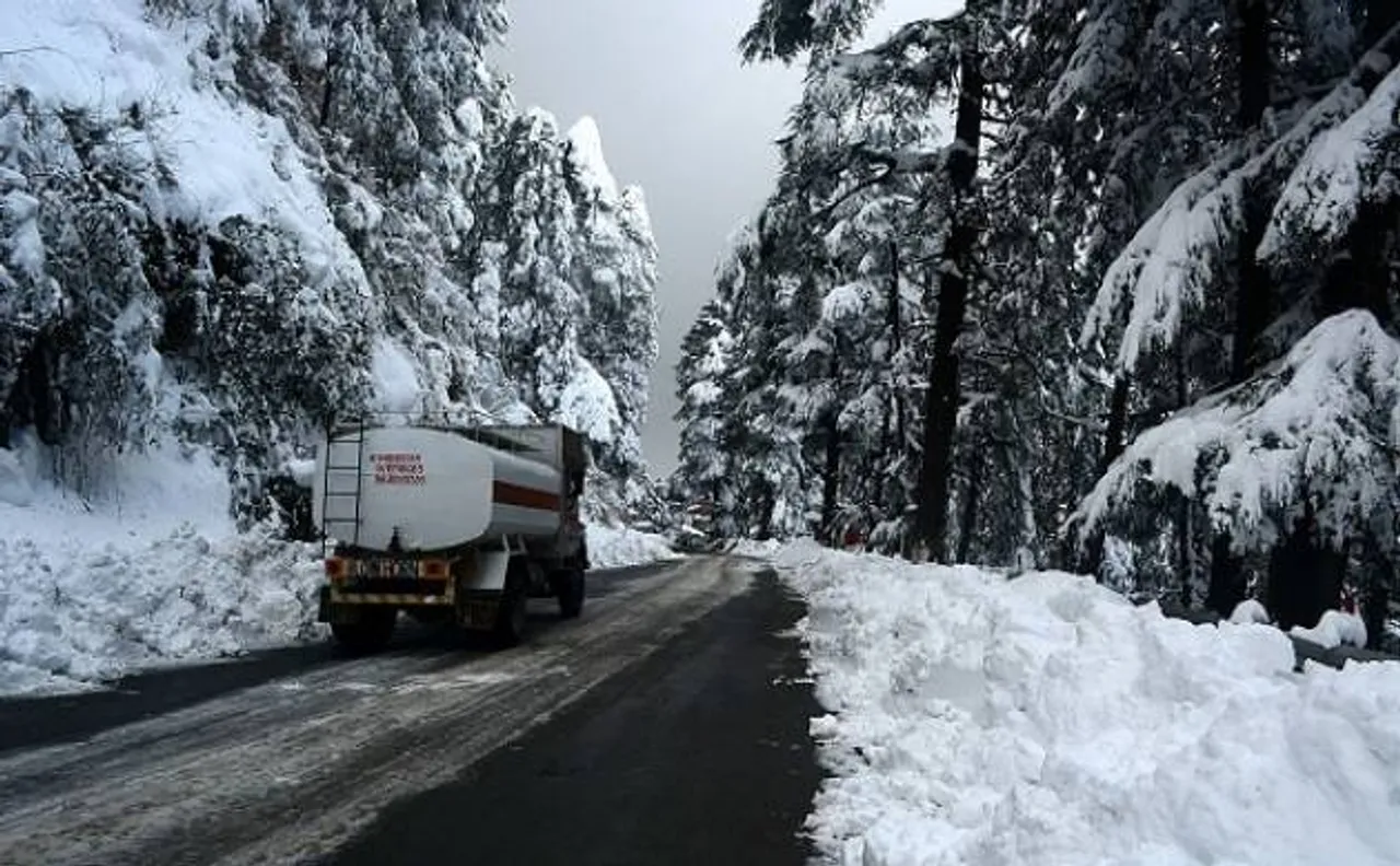 Himachal under intense cold wave grip, Keylong shivers at -11.6 degrees; Met dept issues heavy snowfall alert