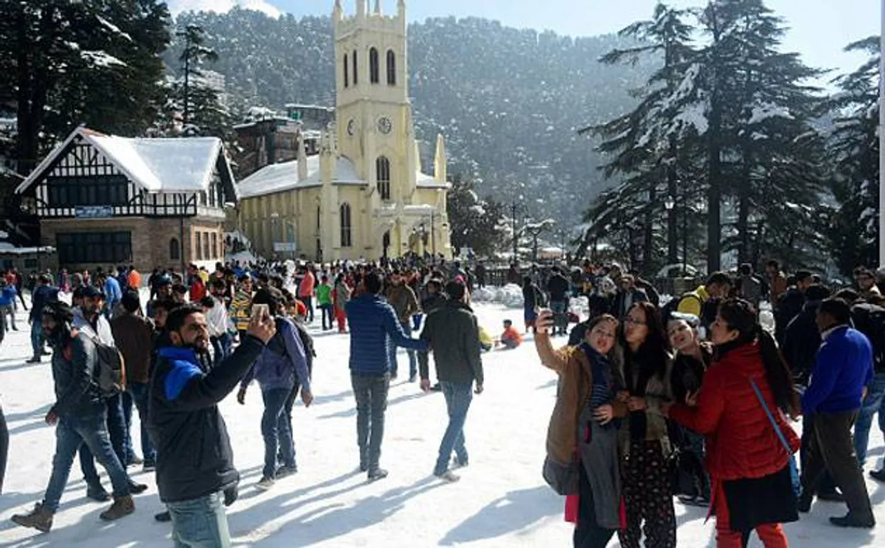Shimla and surrounding areas witness heavy snowfall