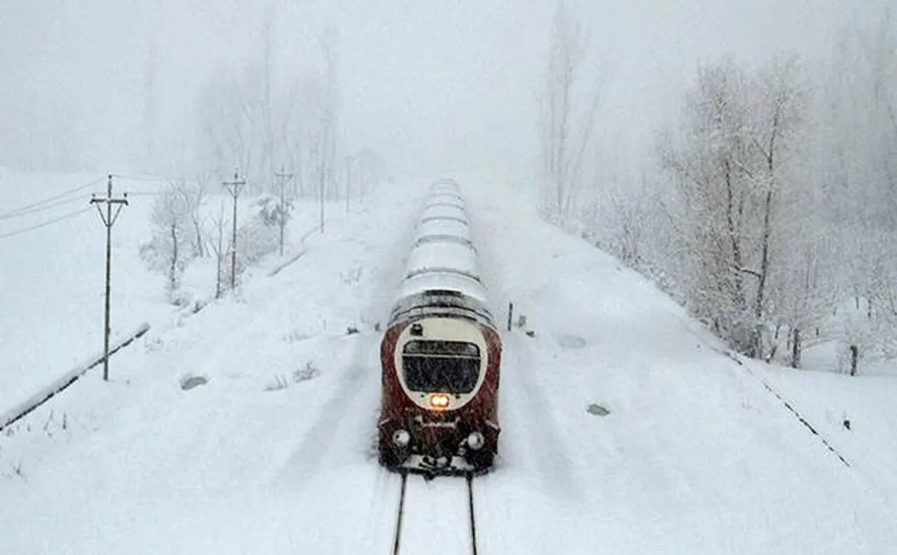 Kashmir valley remains cut off as snowfall continues for second day