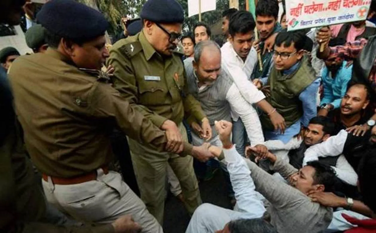 Demonetisation: Congress leaders detained for trying to lock down RBI's regional headquarters in Ahmedabad