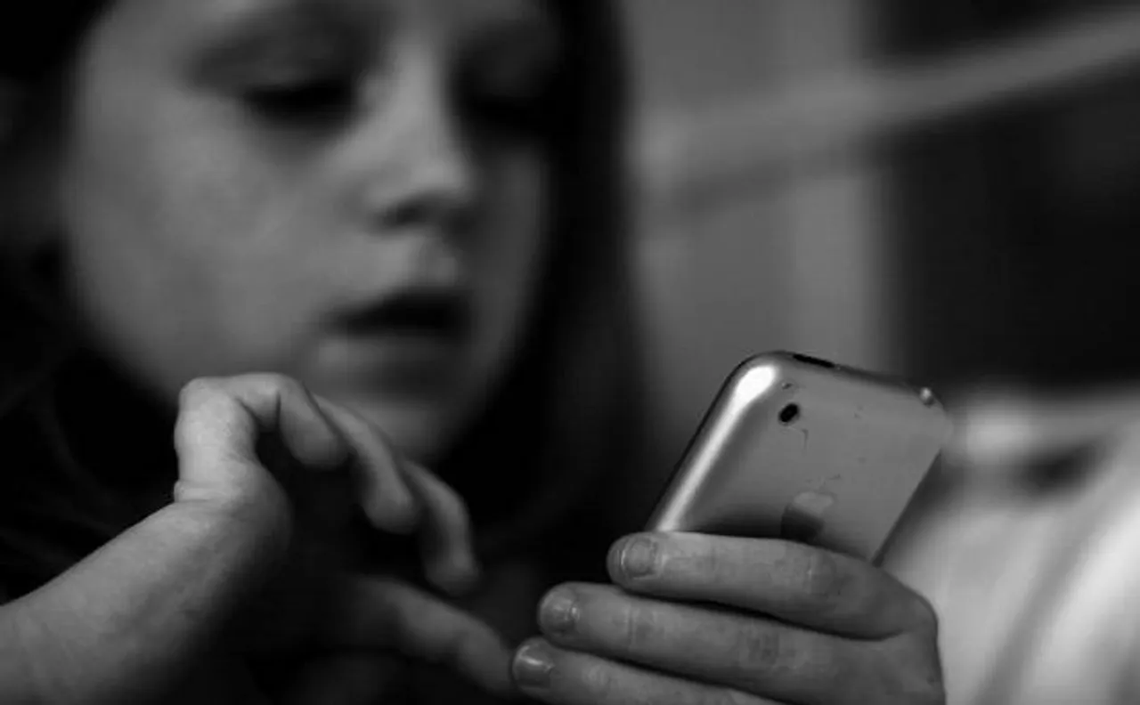 Teenagers, who wake up at night to use social media, likely to feel tiredness all day