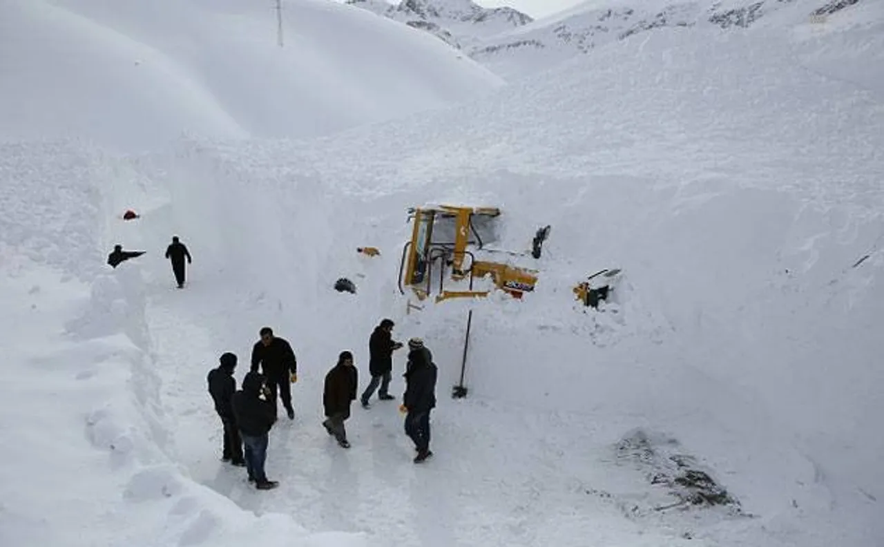 Italy: Avalanche triggered by earthquake leaves many dead at ski hotel