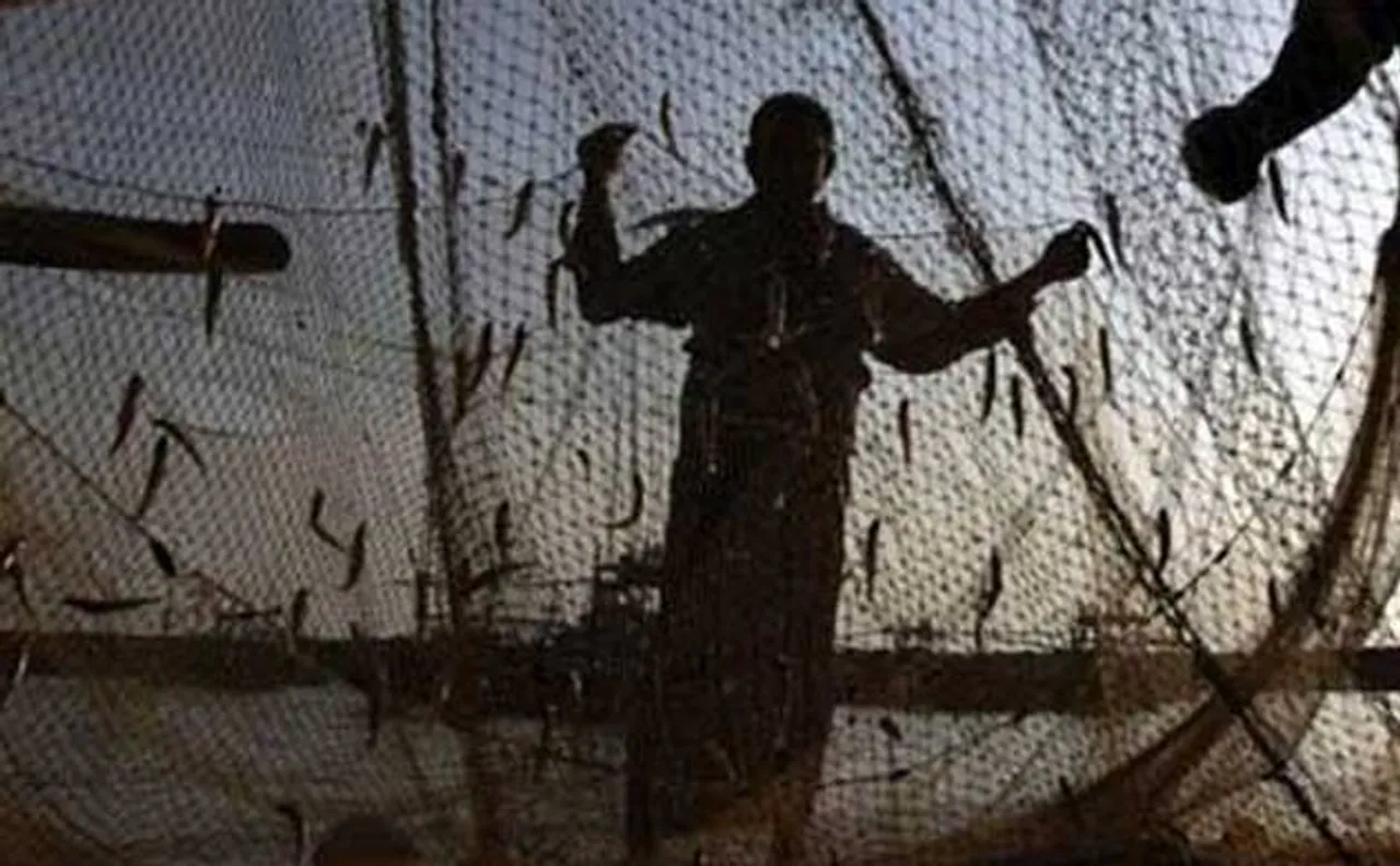Sri Lankan Navy chases away over 2,000 Tamil Nadu fishermen, snap their fishing nets