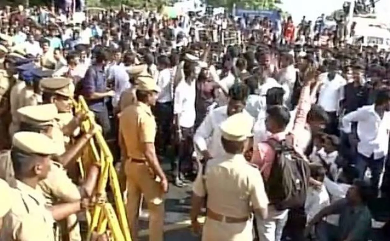 Jallikattu row: Chennai's Marina Beach becomes epicentre of protests, CM Panneerselvam to meet prez, PM 