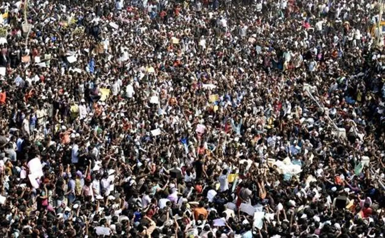 Pro Jallikattu protests at Marina beach reach its peak