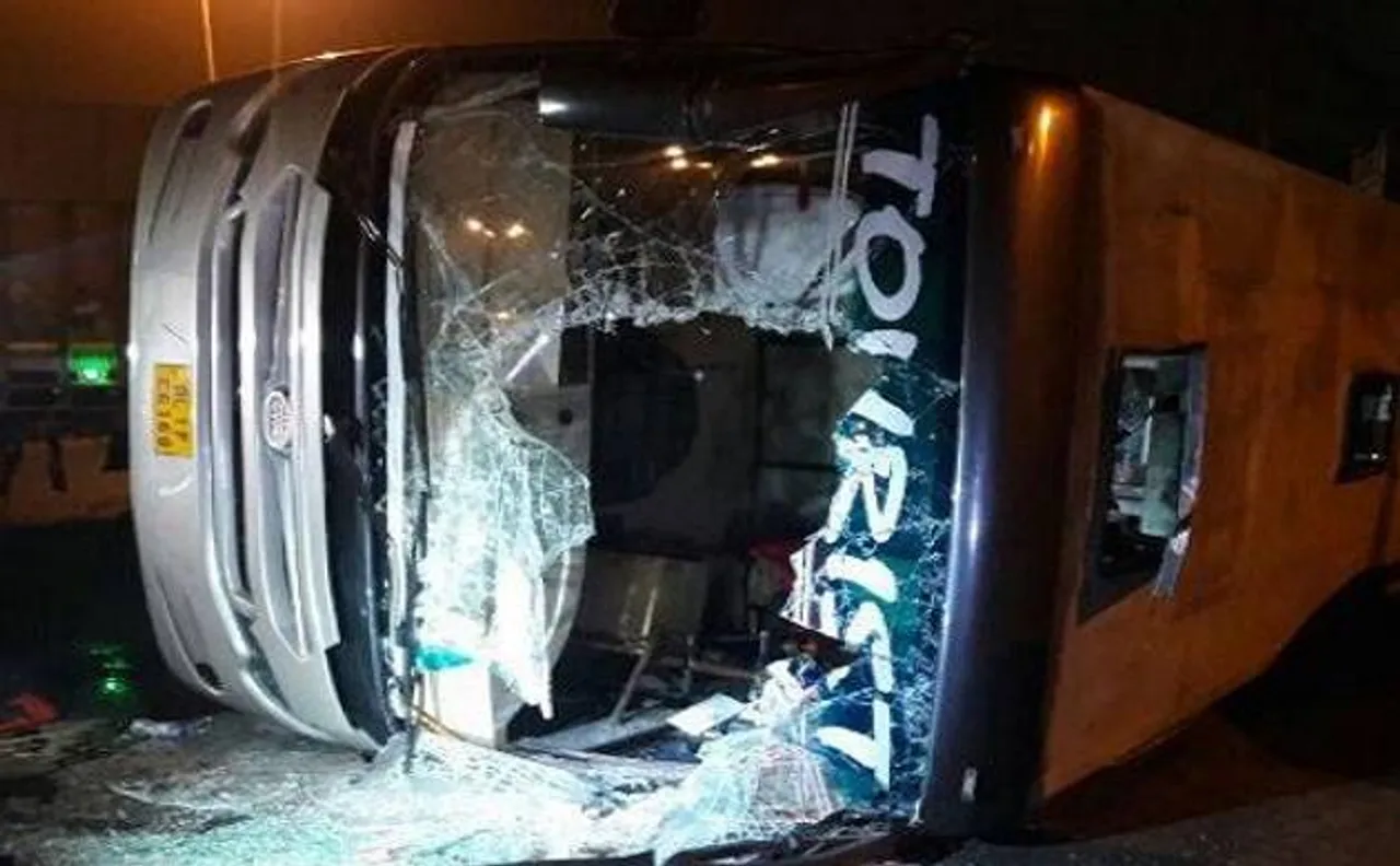 Truck hits bus in Delhi Cantonment, 19 passengers injured